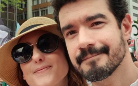 Paola Carosella e Manuel Sá com rostos próximos em foto publicada nas redes sociais