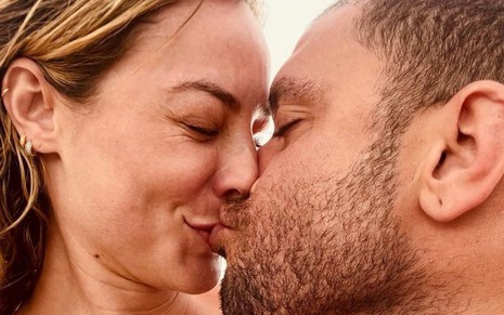 Imagem de Paolla Oliveira e Diogo Nogueira durante beijo quente