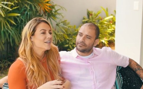 De blusa laranja e cabelos soltos, Paolla Oliveira é admirada pelo namorado Diogo Nogueira em vídeo