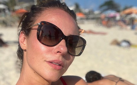 Paolla Oliveira em foto postada no Instagram sentada na areia da praia
