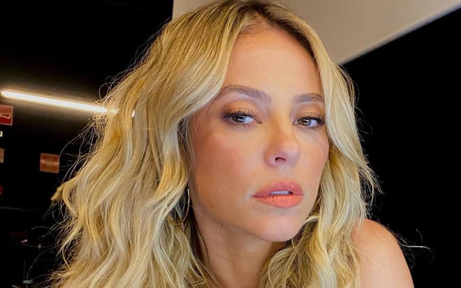 Paolla Oliveira em foto publicada no Instagram: atriz está com os cabelos soltos, loiros e olha para a câmera