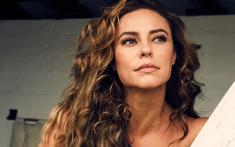 A atriz Paolla Oliveira olha para o lado com expressão pensativa em foto publicada no Instagram