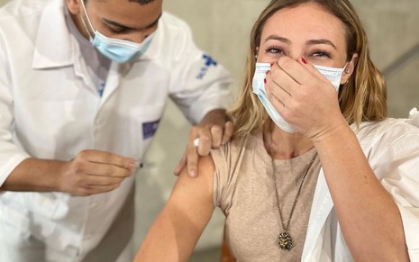Paolla Oliveira é vacinada contra a Covid-19 por enfermeiro