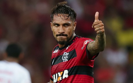 Paolo Guerrero faz um sinal de positivo enquanto jogava pelo Flamengo em 2018