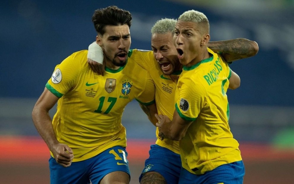 Imagem de Lucas Paquetá, Neymar e Richarlison, da esquerda para a direita, comemorando gol do Brasil