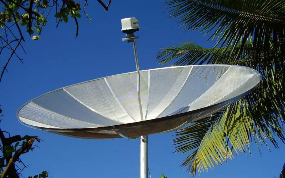 Antena parabólica instalada no telhado de uma casa