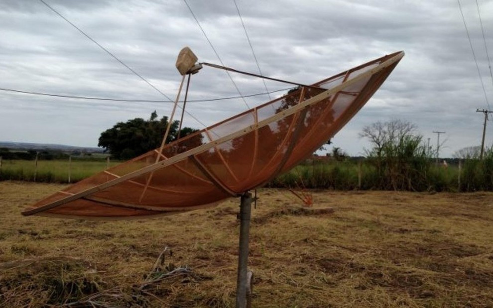 Antena parabólica instalada em casa na área rural