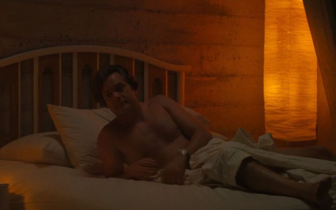 Joshua Jackson está nu, coberto por um lençol, em cena de Atração Fatal