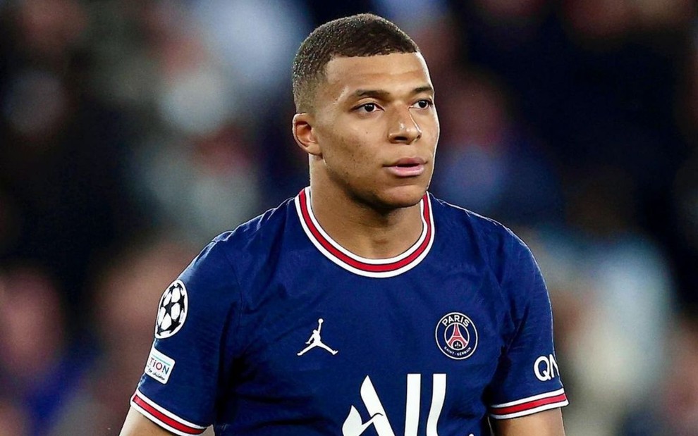 Mbappé olhando a bola chegar em um jogo do PSG na Uefa Champions League