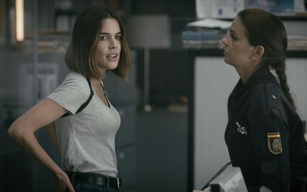 Cena da série Parot, em que a personagem Isabel, vivida por Adriana Ugarte, conversa com uma policial