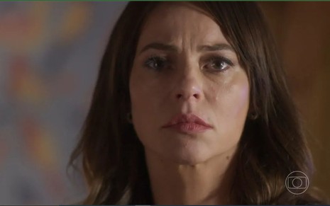 A atriz Paolla Oliveira como Pat em Cara e Coragem; ela está olhando para a frente com cara de assustada