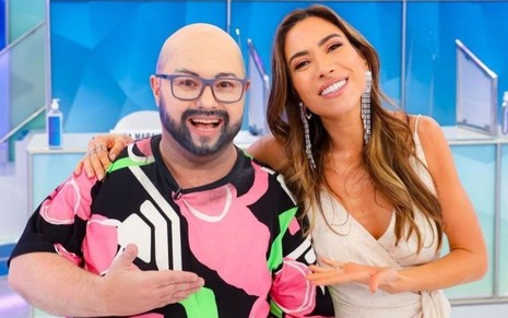 Patrícia Abravanel e Alexandre Porpetone em foto no Instagram; os dois estão abraçados e sorrindo; Ela está de vestido beje e ele está vestido como uma sátira de Tiago Abvravanel