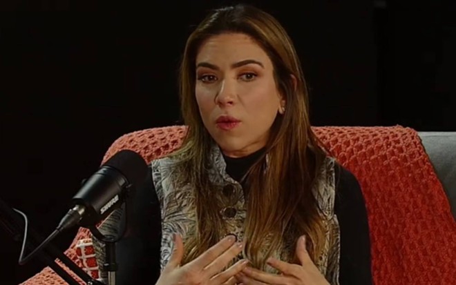 Foto de Patricia Abravanel; ela veste blusa preta com colete branco
