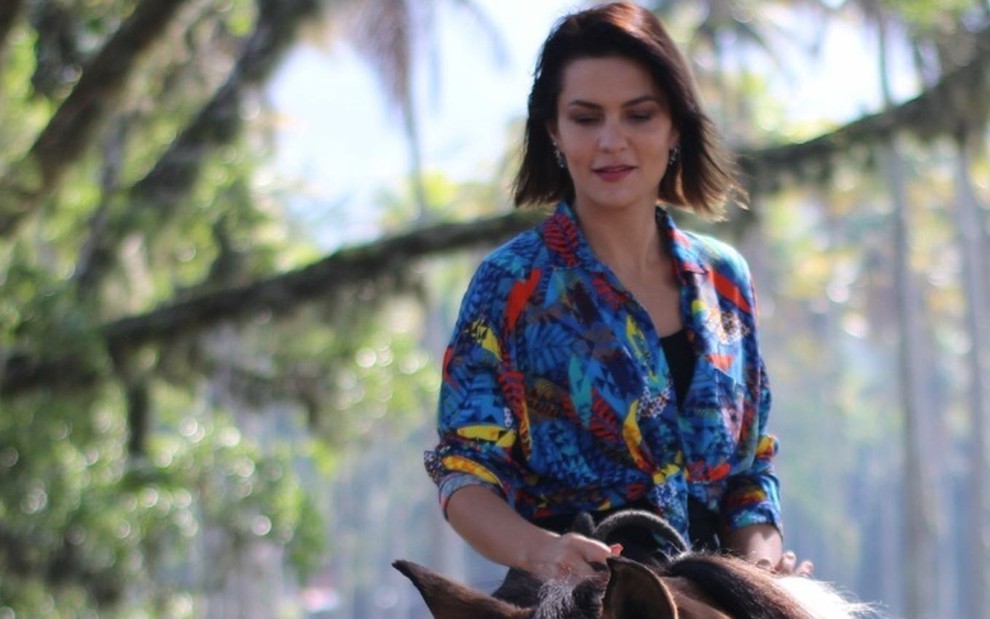 A atriz Paula Barbosa montada em um cavalo