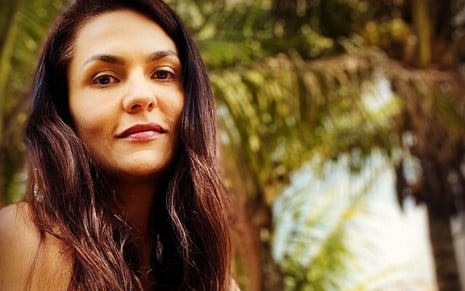 Paula Barbosa, atriz de Pantanal, está posando para a foto, sorrindo
