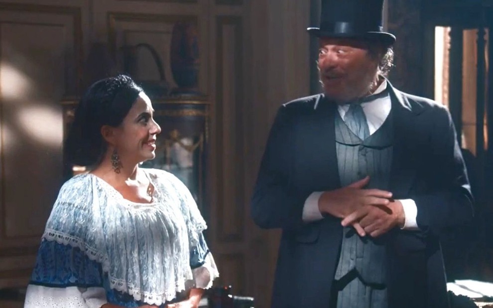 Lota (Paula Cohen) conversa com Batista (Ernani Moraes) em cena de Nos Tempos do Imperador