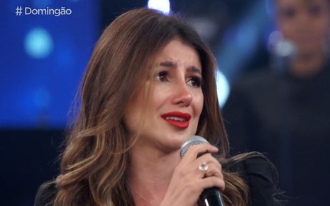 Paula Fernandes segura microfone e chora no Domingão com Huck
