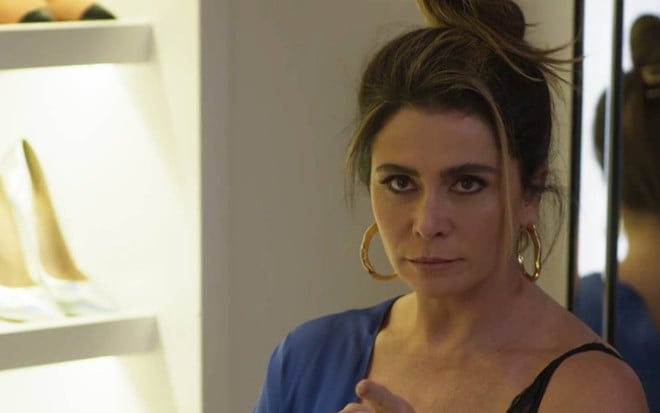 Giovanna Antonelli olha para frente com cara de séria em cena de Quanto Mais Vida, Melhor!