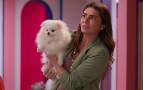 Atriz Giovanna Antonelli segura cachorro em cena de Quanto Mais Vida, Melhor!