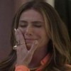 A atriz Giovanna Antonelli com mão no rosto, limpando as lágrimas, chorando, em cena de Quanto Mais Vida, Melhor!