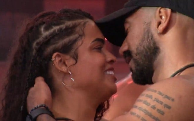 Paula Freitas e Ricardo Camargo flertam no BBB 23