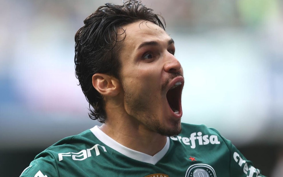 Raphael Veiga corre e grita enquanto comemora gol pelo Palmeiras na final do Campeonato Paulista 2022