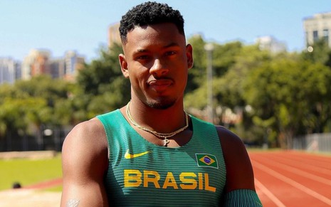 Paulo André em foto publicada no Instagram; ele veste o uniforme do Time Brasil e posa em uma pista de atletismo