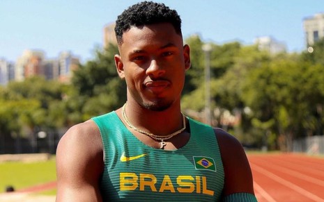 Paulo André Camilo veste camisa da seleção brasileira em treinamento de atletismo