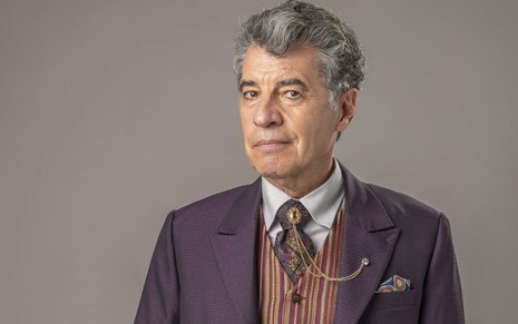 Paulo Betti está caracterizado como seu personagem em Além da Ilusão, novela das seis da Globo