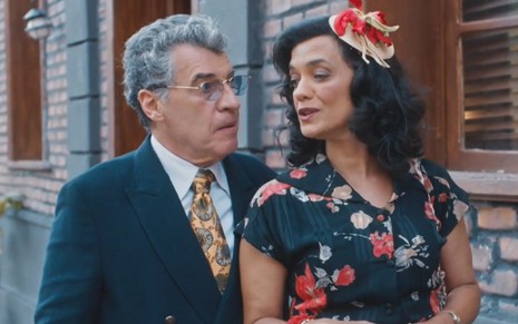Anselmo (Paulo Betti) conversa com Verônica (Ana Cecilia Costa) em cena da novela Amor Perfeito