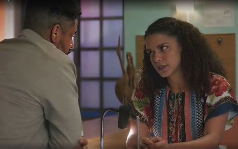 Em cena de Terra e Paixão, Nina (Kizy Vaz) está conversando com Jonatas (Paulo Lessa), que está de costas