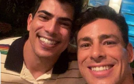 Pável e Cauã Reymond sorriem e estão com rostos próximos em foto do Instagram