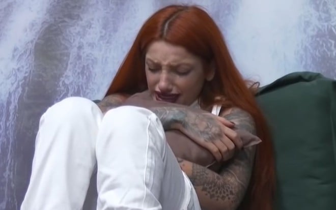 Imagem de Brenda Paixão chorando no quarto cachoeira do Power Couple Brasil 6