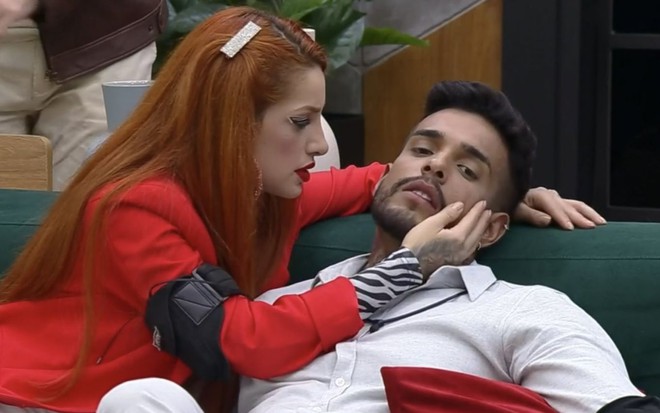Imagem de Brenda Paixão (à esq.) com as mãos no rosto de Matheus Sampaio no Power Couple Brasil 6