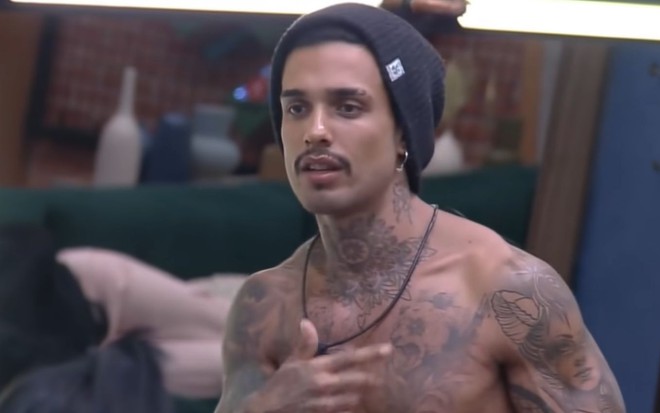 Imagem de Matheus Sampaio de touca e sem camisa no Power Couple Brasil 6