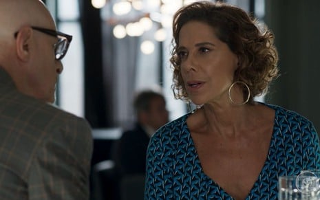 De costas, Pedrinho (Marcos Caruso) conversa com Lígia (Angela Vieira) em cena da novela Pega Pega