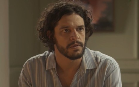 Pedro Lamin com expressão séria em cena como Maruan na novela Mar do Sertão