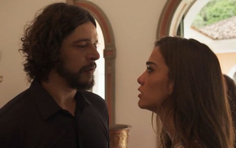 Maruan (Pedro Lamin) encara Labibe (Theresa Fonseca) em cena da novela Mar do Sertão