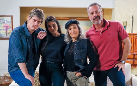 Pedro Lemos, Gabriela Saadi, Stella Miranda e Otávio Martins posam para foto em cenário da novela Poliana Moça
