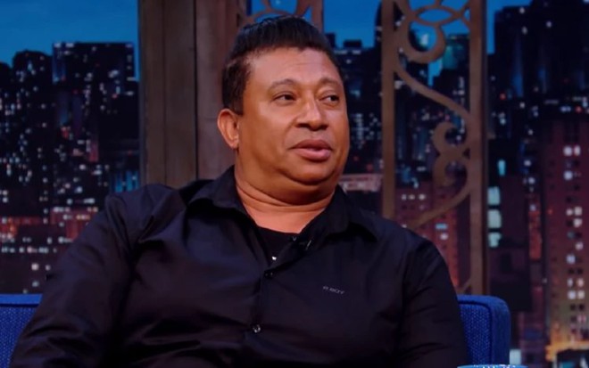 Pedro Manso com uma camisa preta durante uma entrevista no The Noite