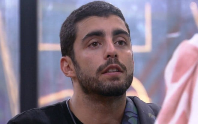 Pedro Scooby com olhar vazio no BBB 22