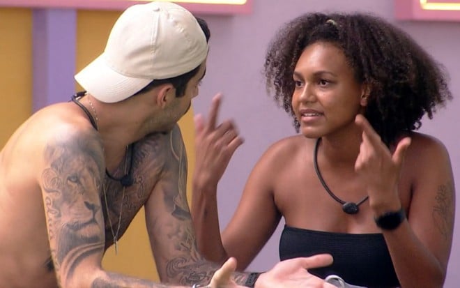 Pedro Scooby e Jessilane Alves discutem na área externa do BBB 22