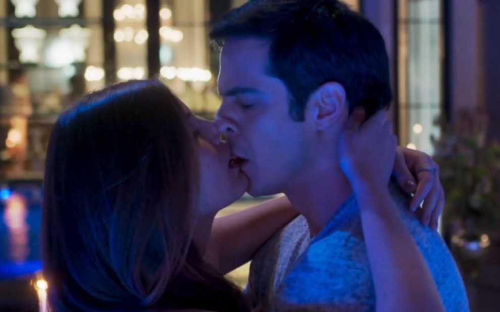 Luiza (Camila Queiroz) e Eric (Mateus Solano) se beijam em suíte de jovem em Pega Pega