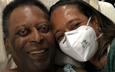Imagem de Pelé (à esq.) e Flávia Nascimento em hospital