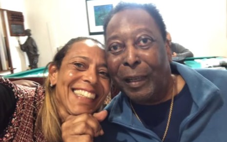 A filha Flavia Arantes do Nascimento ao lado do pai, Pelé, em vídeo publicado nas redes sociais