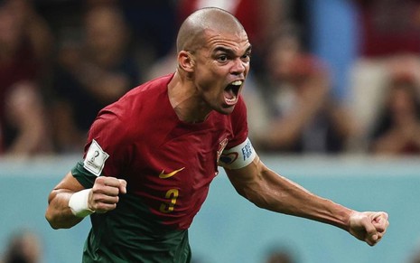 Pepe, de Portugal, comemora gol com uniforme vermelho e verde da seleção