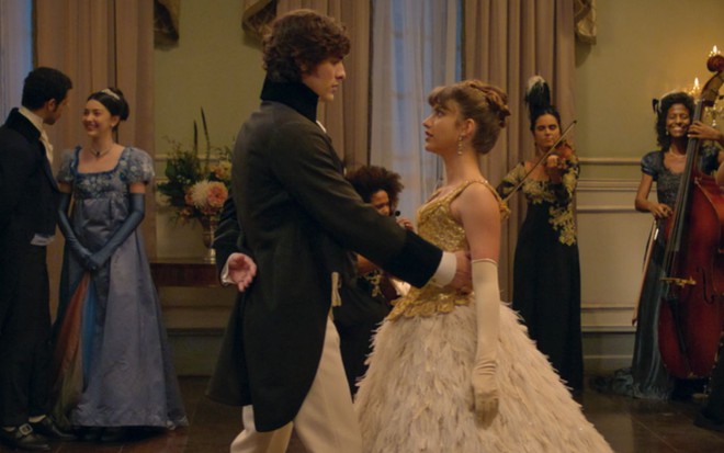 Ian Clarke (Bruno Montaleone) e Sofia (Giovanna Grigio) dançam valsa em cena do filme Perdida