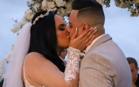 Vestida de noiva, Perlla beija Patrick Abrahão durante cerimônia no Rio