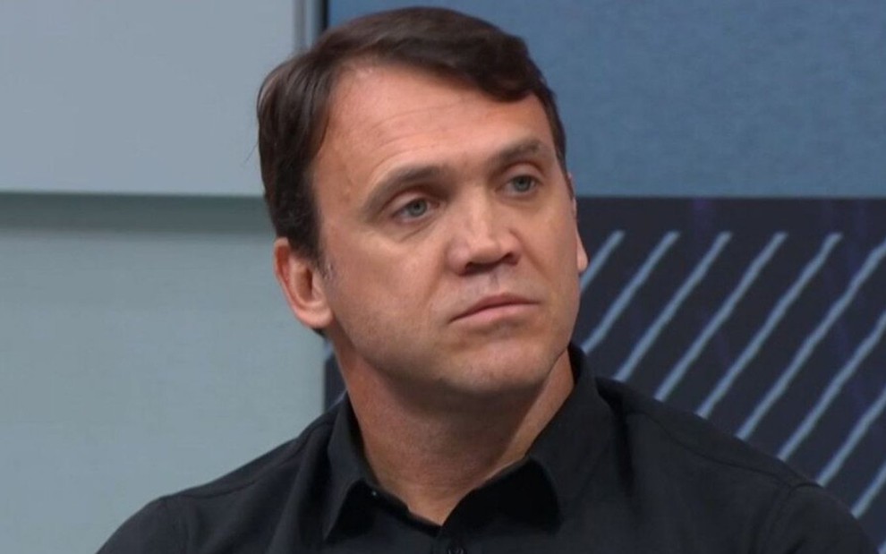 Dejan Petkovic durante participação em programa do SporTV; ele usa camisa preta