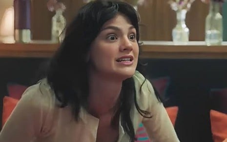 Debora Ozório com expressão séria em cena como Petra na novela Terra e Paixão